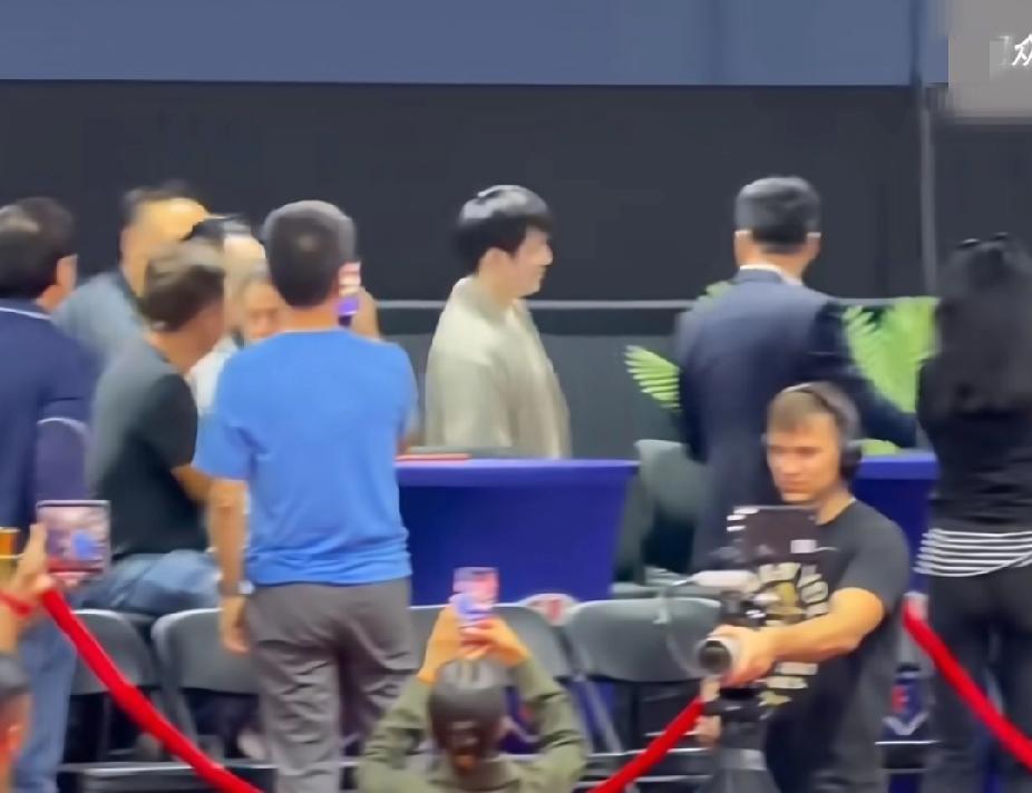 樊振东现身美国乒坛赛场，新身份解锁！
 
刷到樊振东现身美国职业乒乓球大联盟的现