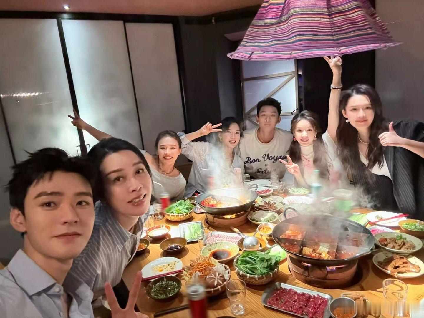 龚俊晒花少聚餐合照龚俊晒花少吃火锅合照龚俊晒花少聚餐合照，可以可以，[心][心]