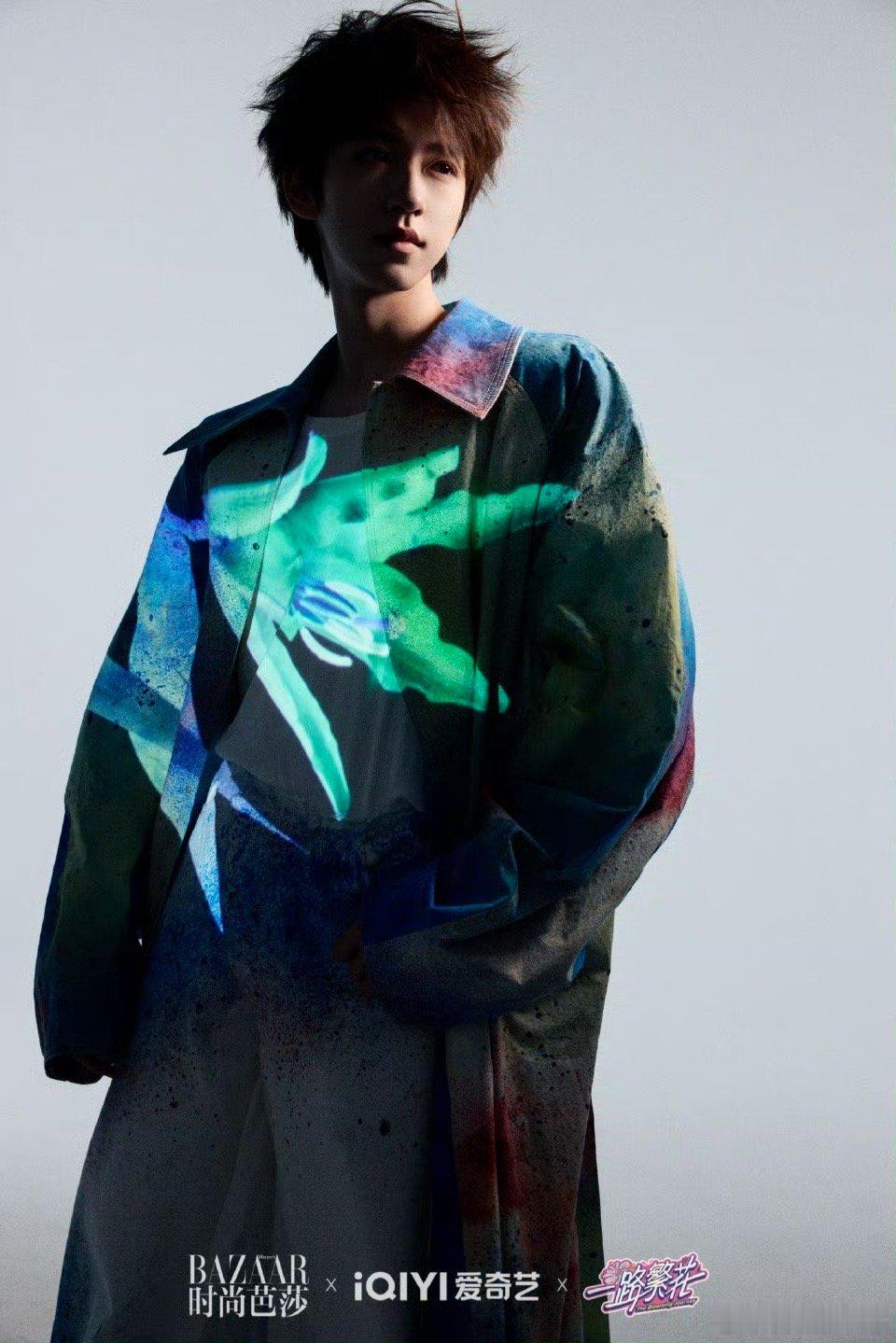 一路繁花芭莎大片  贺峻霖在繁花的映衬下，更加光彩夺目。他的姿态优雅，气质出众。