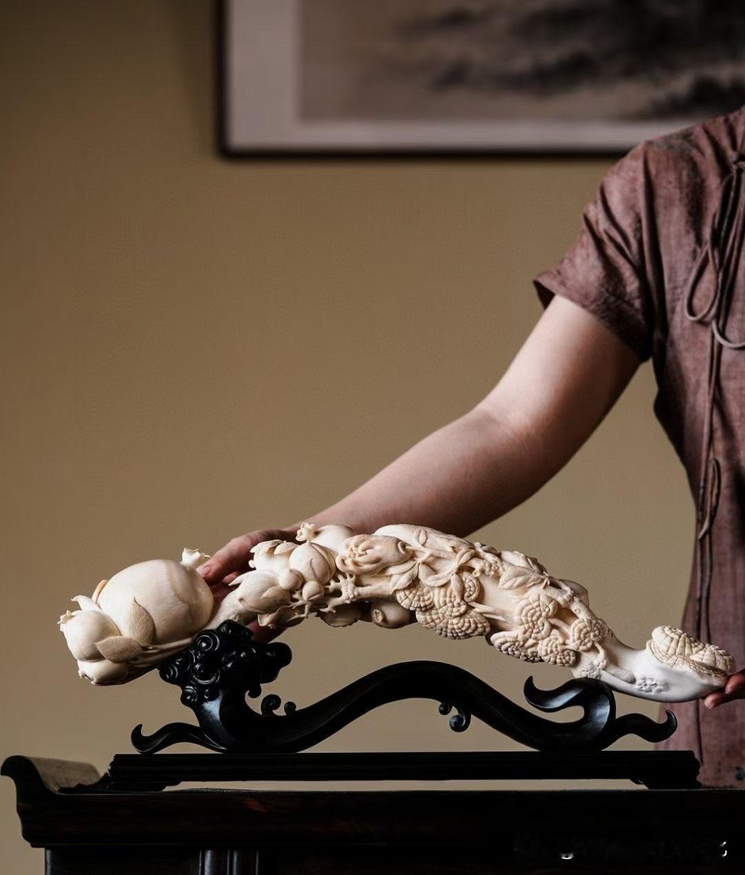 一件器物，能把“愿望”说得这么含蓄。

猛犸润白如脂，光不浮，温而有骨。整器如一