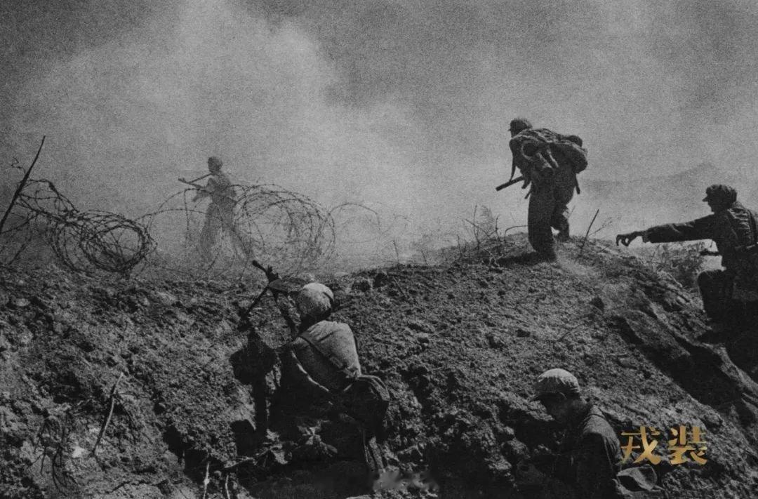 胶卷像子弹挂身上拿照相机也是战士他是一名战地记者更是一名老兵70多年过去了照片里