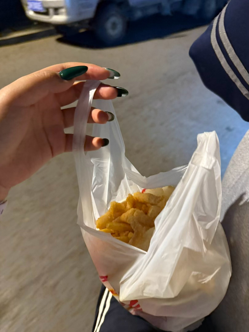 回家路上的特大份坤柳大人 刚出锅的薯条咋能这这这这这这么香！！！！！！！！！！！