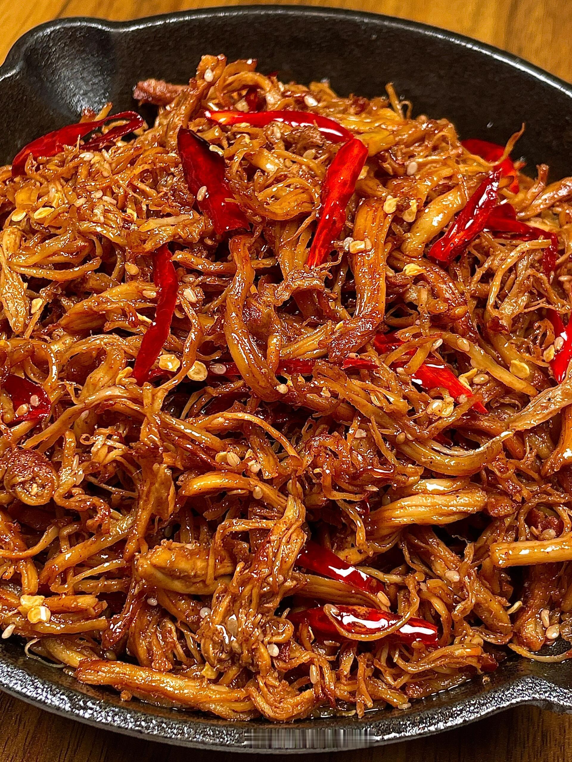 这道麻辣鸡丝真的巨香巨好吃！鸡丝麻辣鲜香，酥酥脆脆，也可以当追剧小零食，真的是越