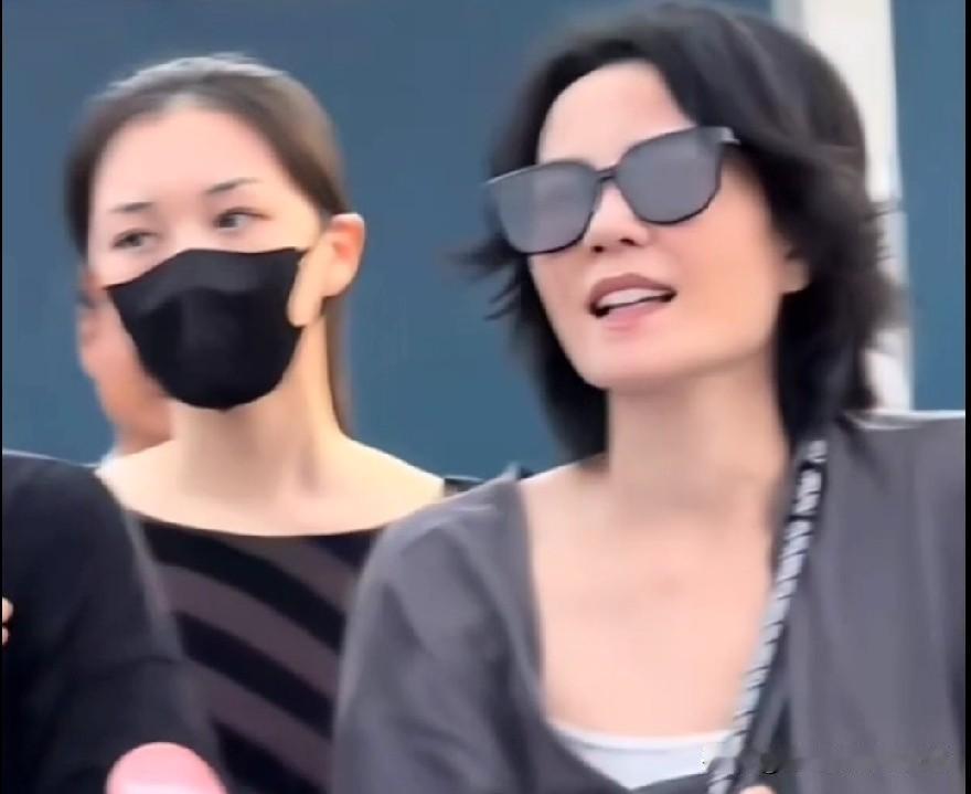 王菲的女儿都出落得这般亭亭玉立了！母女俩同框时，气质截然不同，一个随性洒脱，一个