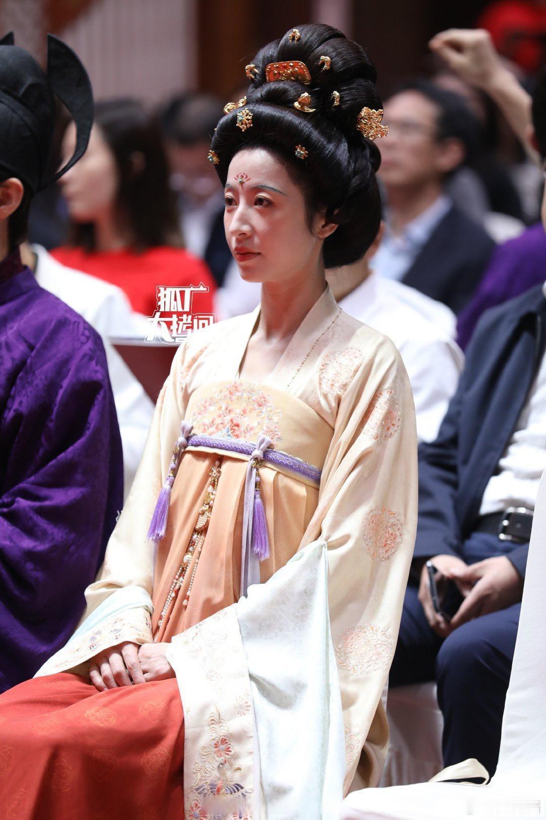 周雨彤《太平年》的唐装造型🈶️，看起来怎么样？ ​​​