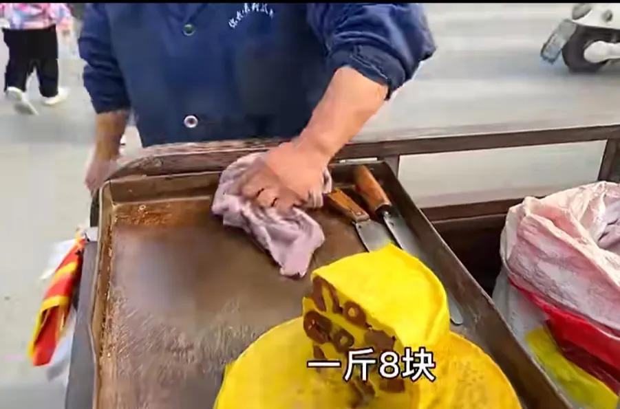 在金街取单，迎面遇上了卖黏馍的大叔，大叔穿着蓝罩衣，正慢悠悠开着他的三轮车。
