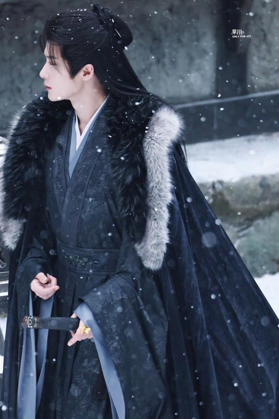 何不同舟渡  檀健次卢昱晓捧杯海报  情人节 的日子看到红衣家主谢却山好开心啊！