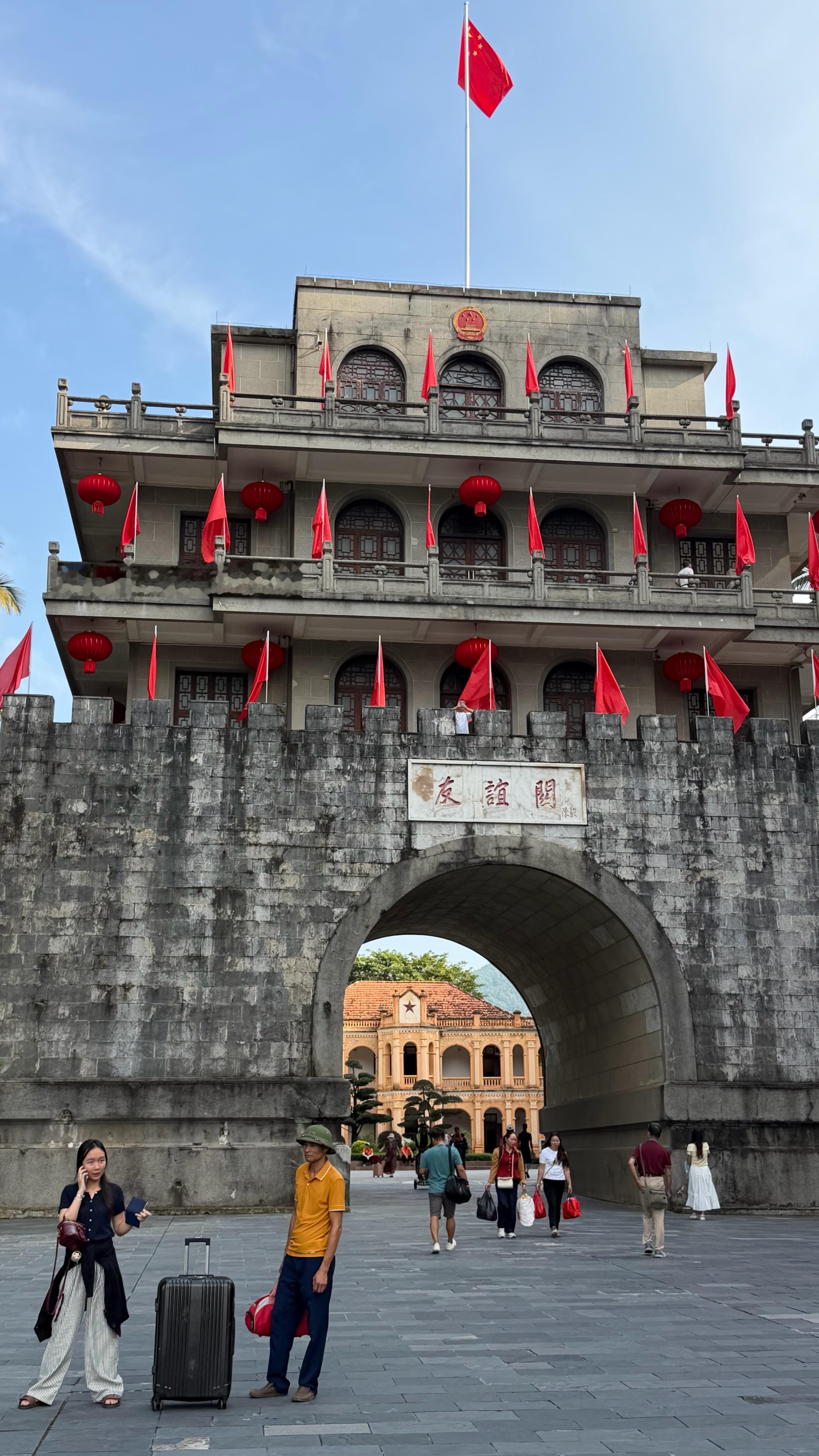 来凭祥友谊关就三件事：登城楼看历史，看老法式楼，在界碑打卡“一脚两国”，再去边贸