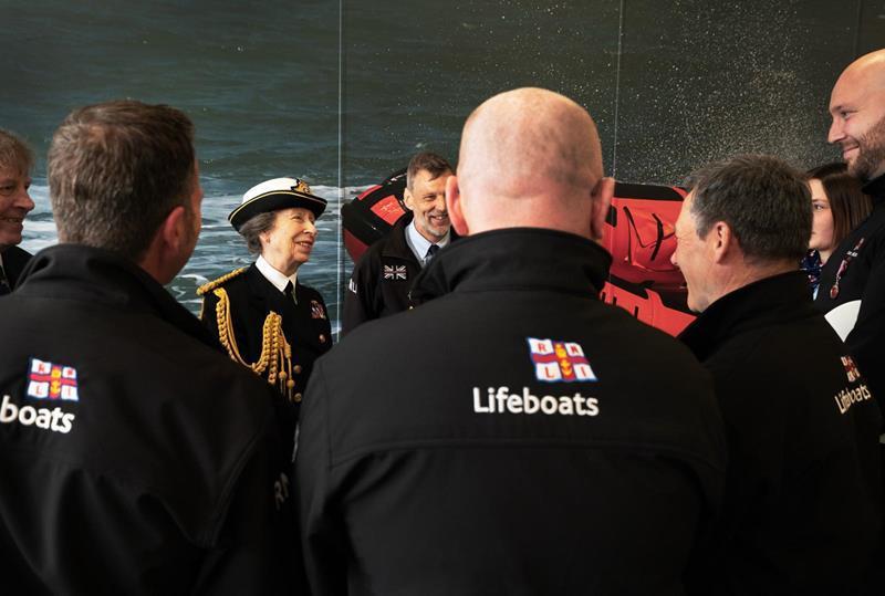 英国王室  2026年4月16日，安妮长公主和蒂莫西劳伦斯爵士在达特茅斯为新皇家