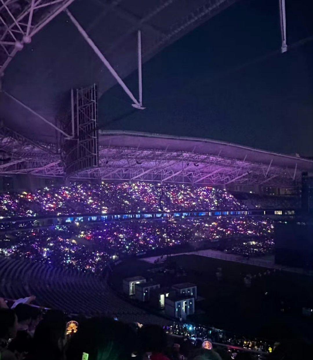 时代少年团演唱会现场的灯牌照片来了，五颜六色是时代峰峻祖传啊，一个成员一个应援色