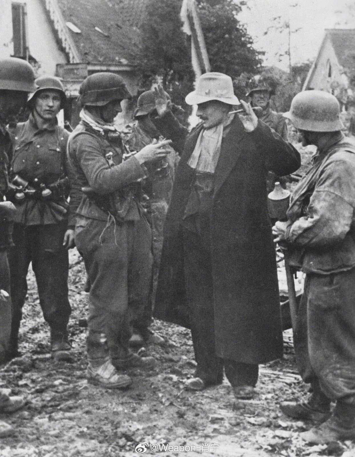 照片中的历史[超话] 1944年9月下旬,荷兰阿纳姆，一群德国步兵正在搜查一名英