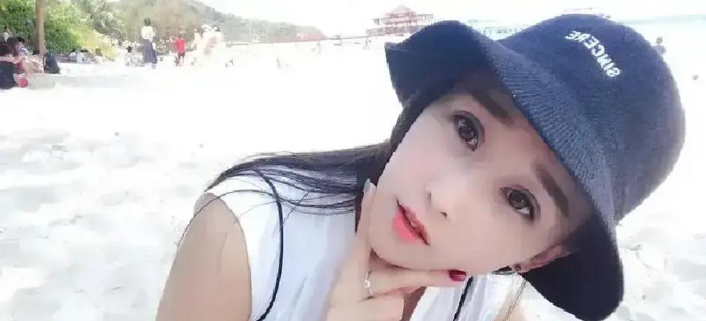 拆伙第30天，媛媛涨粉300万
 
二饼直播间里再没出现过那双笑弯的眼睛。3月那