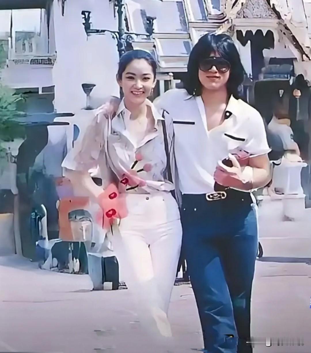 那时的林青霞细眉飞扬，温婉如莲，秀韵多姿！而右边这位帅哥是谁？乌黑的长发配墨镜，