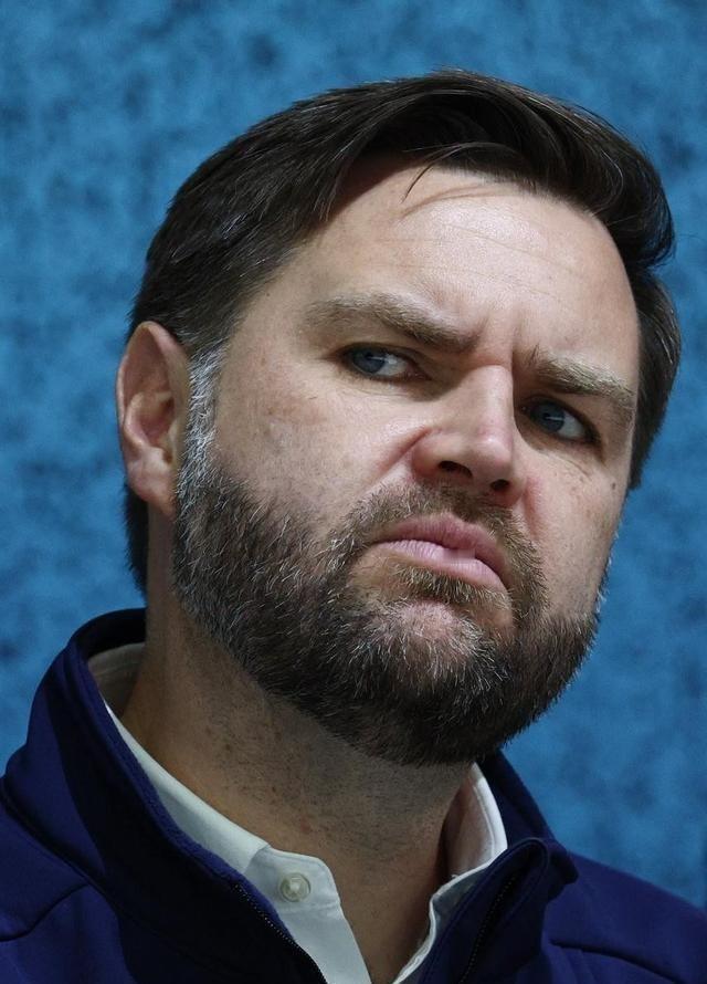 美国副总统万斯的脸皮还挺厚，在昨天冬奥会开幕式上被“嘘”之后，他今天发文说：“我