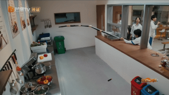 张真源胸肌腹肌大腿肌没白练密室大逃脱 苦练的肌肉终于派上用场，单脚稳稳托住彭昱畅