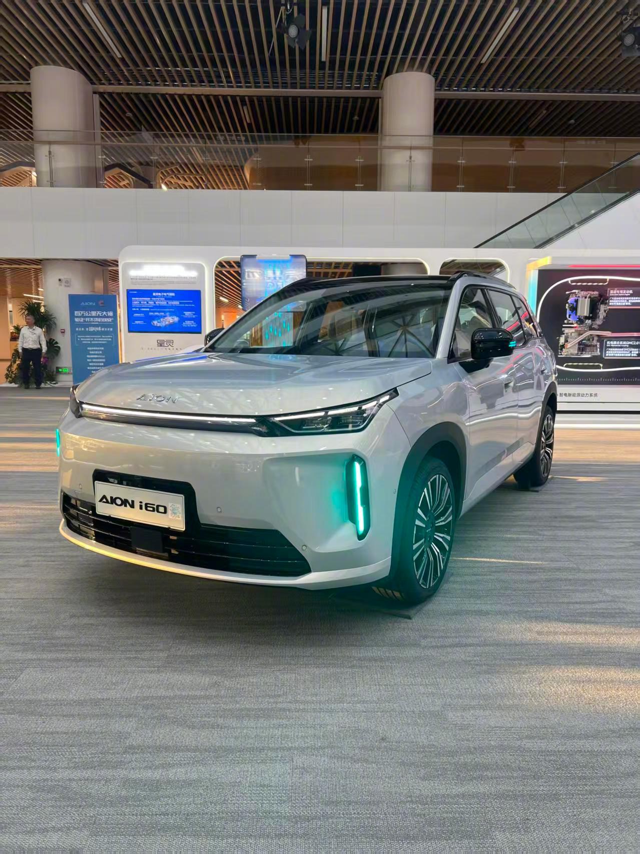 后排空间大到能跷二郎腿，爸妈坐后面都说像家里沙发，家用车要的不就是舒服 