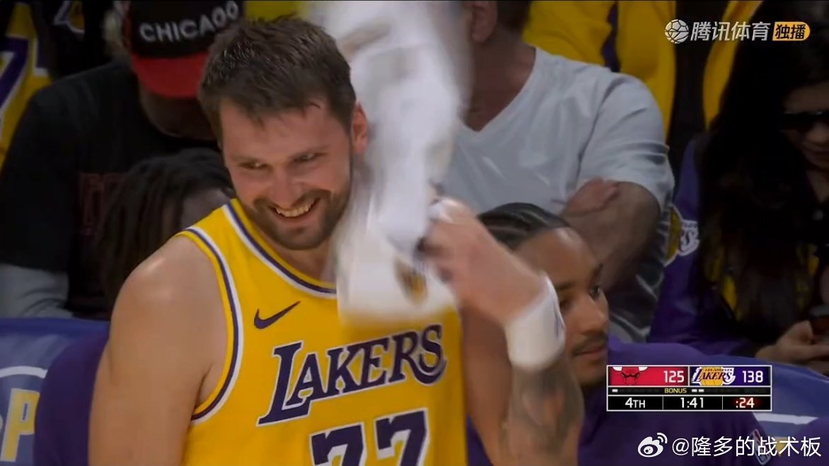 恭喜！东契奇湖人生涯的首场50+此前在湖人的最高分是49分，最后错失罚球被雷迪克