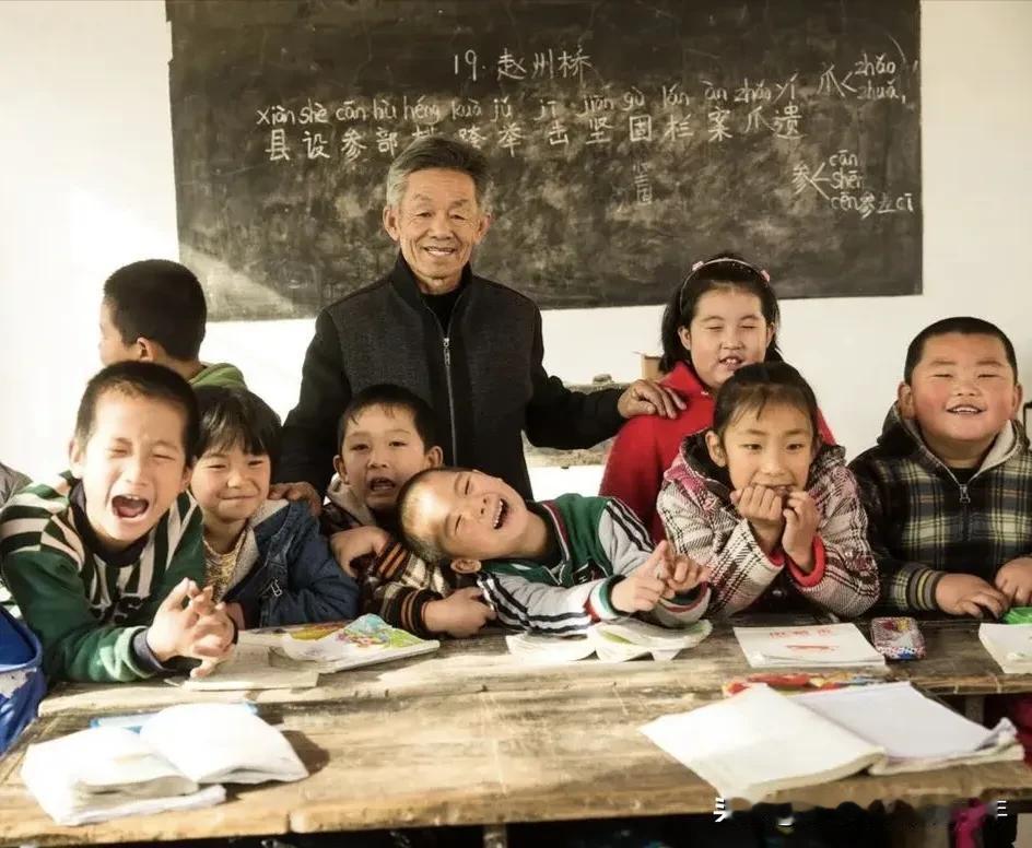 这样的奇葩规定，闻所未闻。全班同学都穿黑色衣服，坐在班里，黑压压一片，视觉上也不