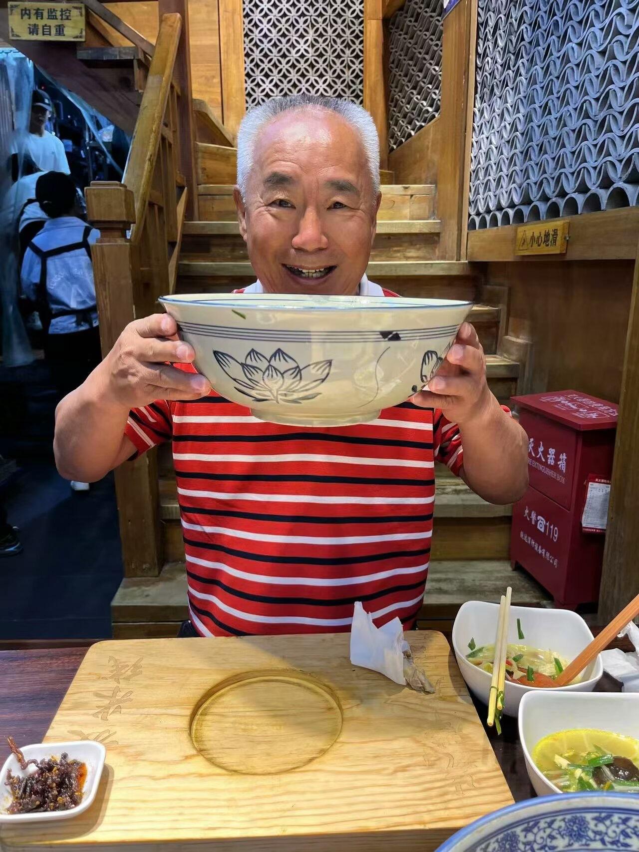 在你的脚下。
如果用一句话概括，人生最关键的地方在于：在“十字路口”做出的选择，