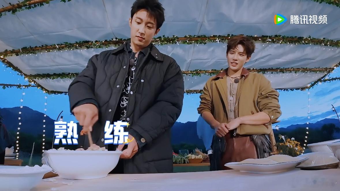 黄景瑜东北人包饺子这一块现在就出发 黄景瑜包饺子不仅仅是做饭，更像是一种艺术，撒