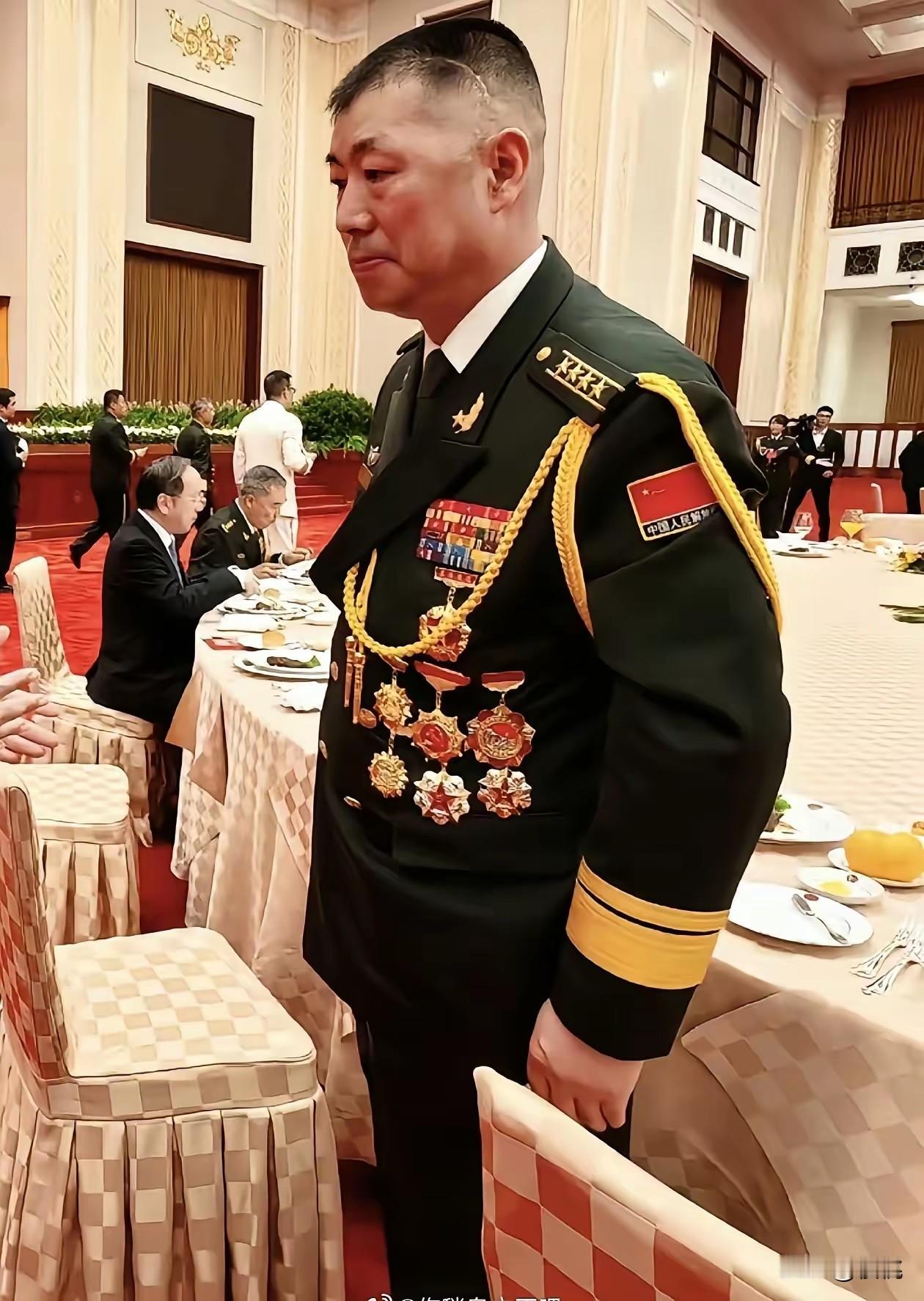 《戍边英雄》
看到祁发宝头上的伤疤，心里真不是滋味。他的英勇，让我们看到了中国军