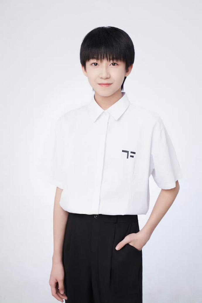 杨博文公式照变化杨博文从男孩味到老公感 杨博文公式照变化，杨博文从男孩味到老公感