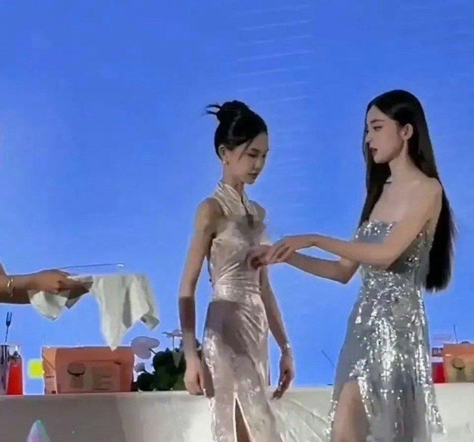 畸形白幼瘦审美都延伸到网红圈了，网友：没有对比真的看不出来竟然这么瘦 ​​​