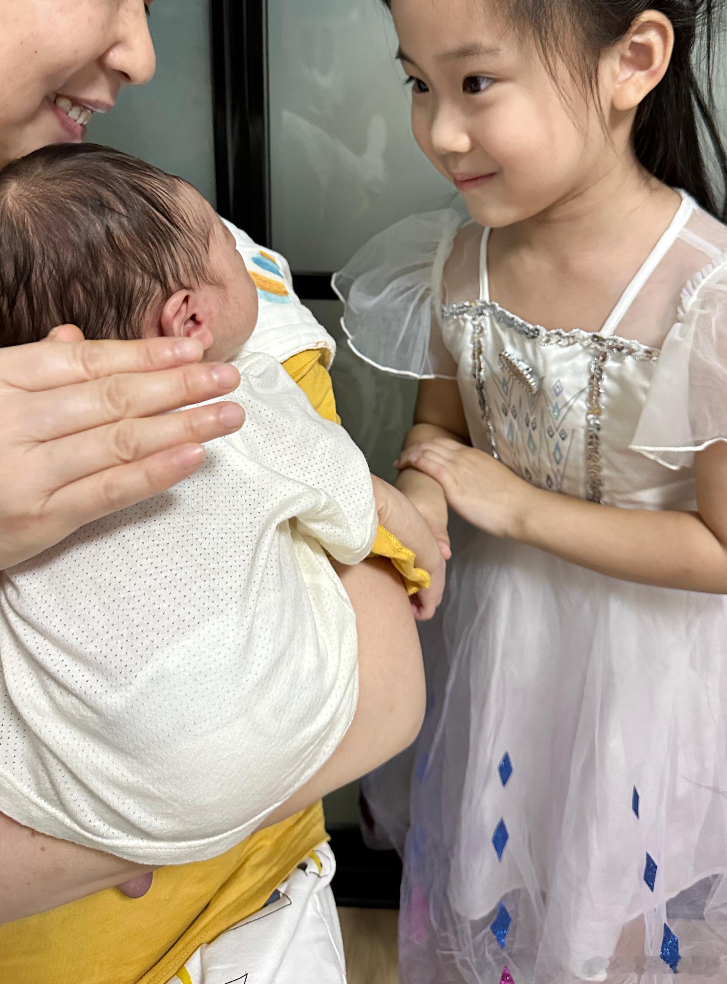 这边厢咕噜终于和小妹妹第一次见面了，那边厢虎姐夫一家到了桂林～ ​​​