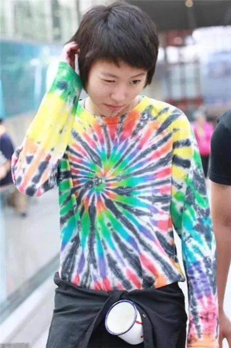 当被香港媒体刁难“三个爸爸哪个更好”时，窦靖童回答：  

“我不知道该怎么回答
