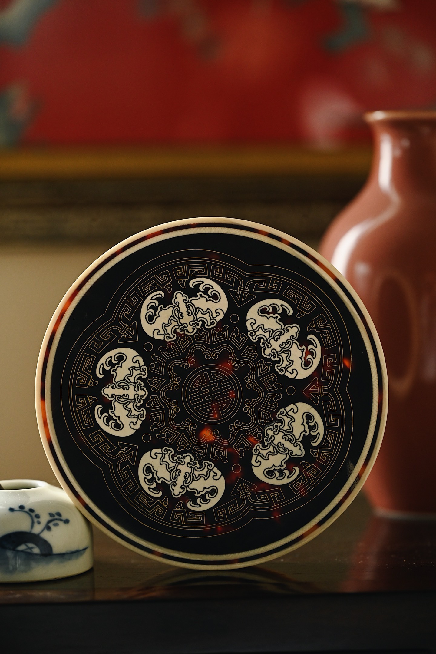 猛犸 | 五福底座料质细腻，座面以铜丝勾勒回纹锦地，中心嵌“团寿”纹，猛犸饰五只