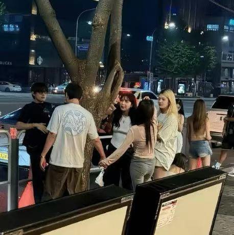 王思聪为啥每天跟女孩子混在一起吃喝玩乐，咋就不趁年轻干一翻事业 