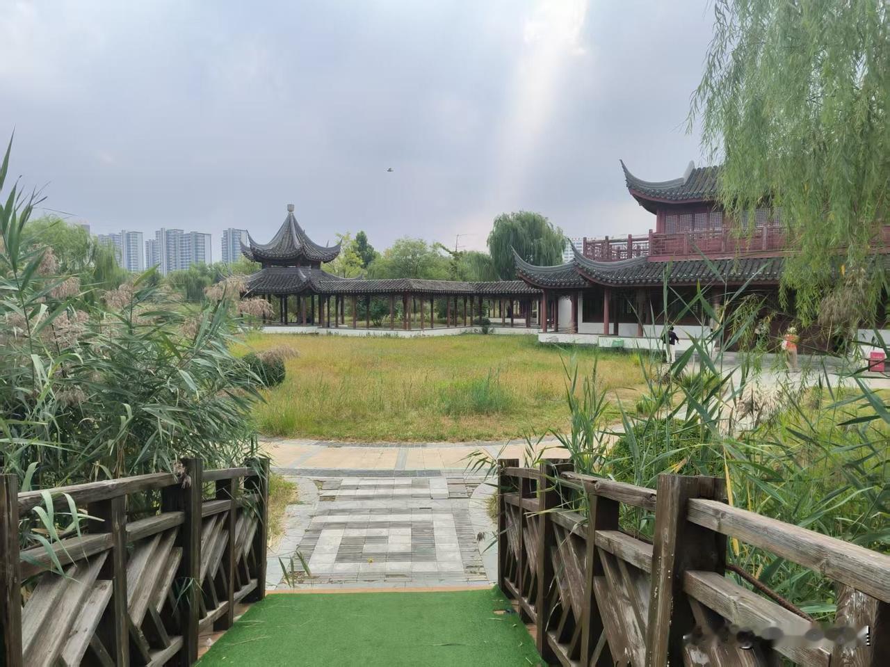 水西公园里，
有个园中园，小水西！
园中风景清新秀丽，亭台楼阁古朴典雅。园中绿意