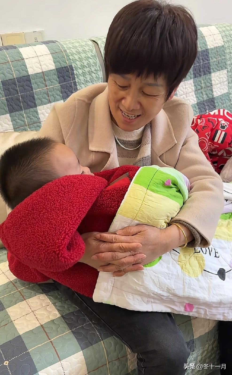 奶奶抱着小孙子成成，就好像抱着小时候的甘雨翼，小成成睡着了，奶奶还舍不得放下他，