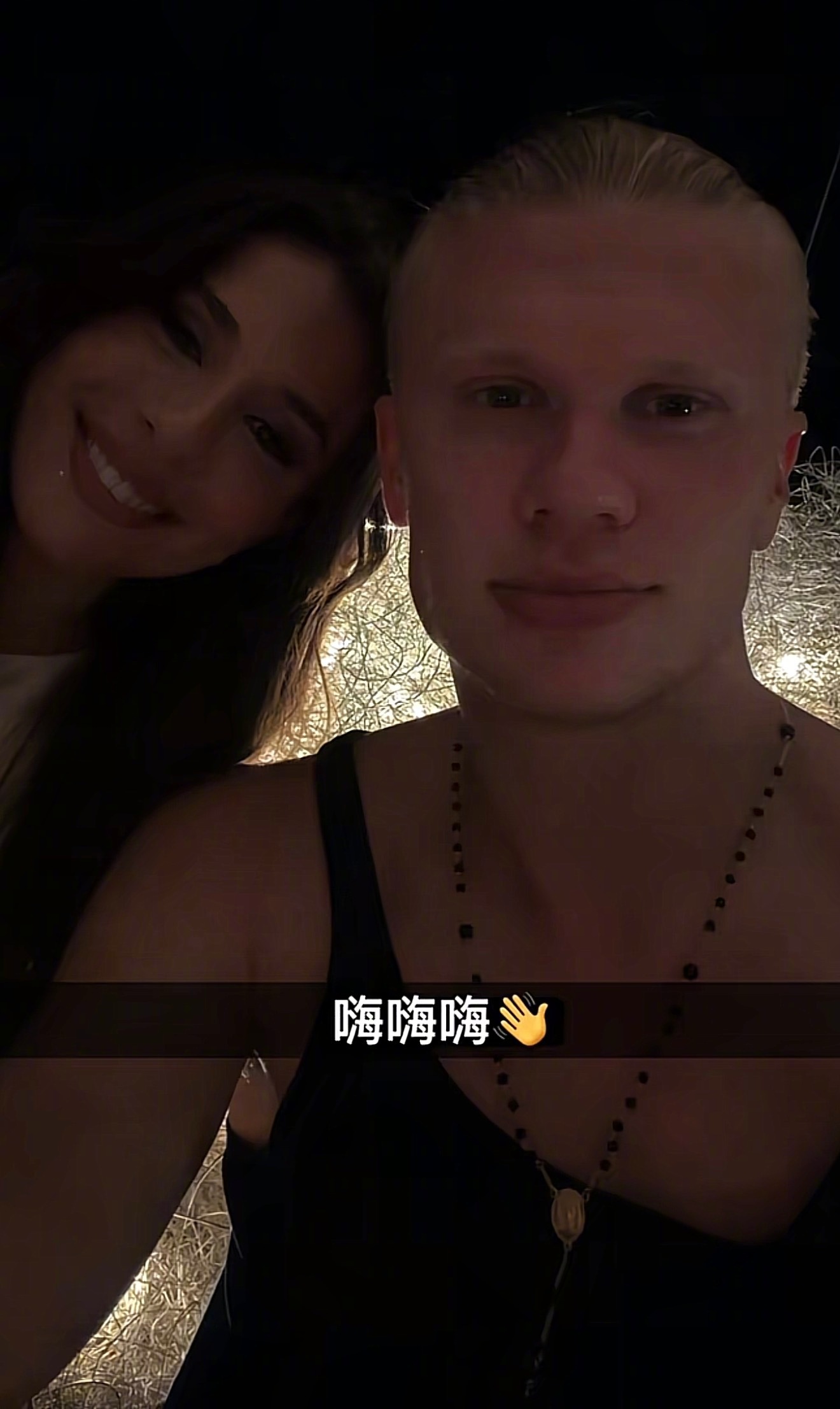 【哈兰德晒照并配中文嗨嗨嗨 】7月19日，挪威足球运动员哈兰德更新个人社媒，晒出