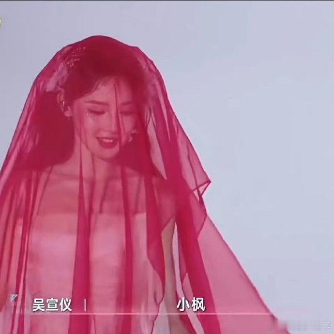 彭小苒《乘风2025》展职场高光，创意被否速调整，带伤训练敬专业，情绪稳定干劲足