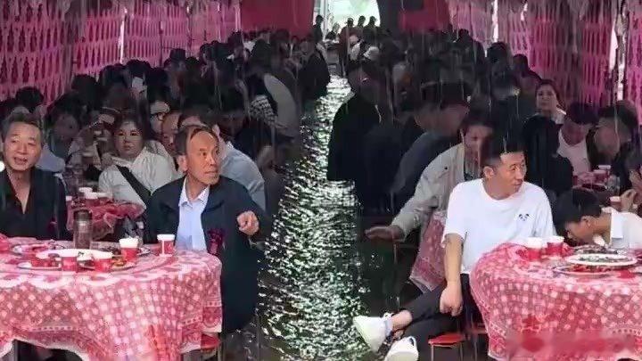 凤凰新闻【婚礼遇暴雨，宾客吃上“流水席”】婚礼遇暴雨，宾客吃上“流水席”来自