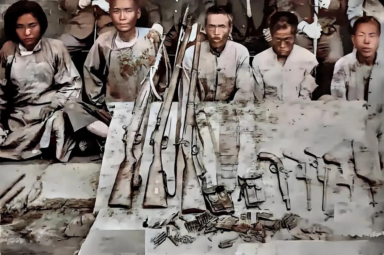 1938年，照片上这五名穿着破旧服装的男女，是东北抗日游击区群众自卫队，他们和数