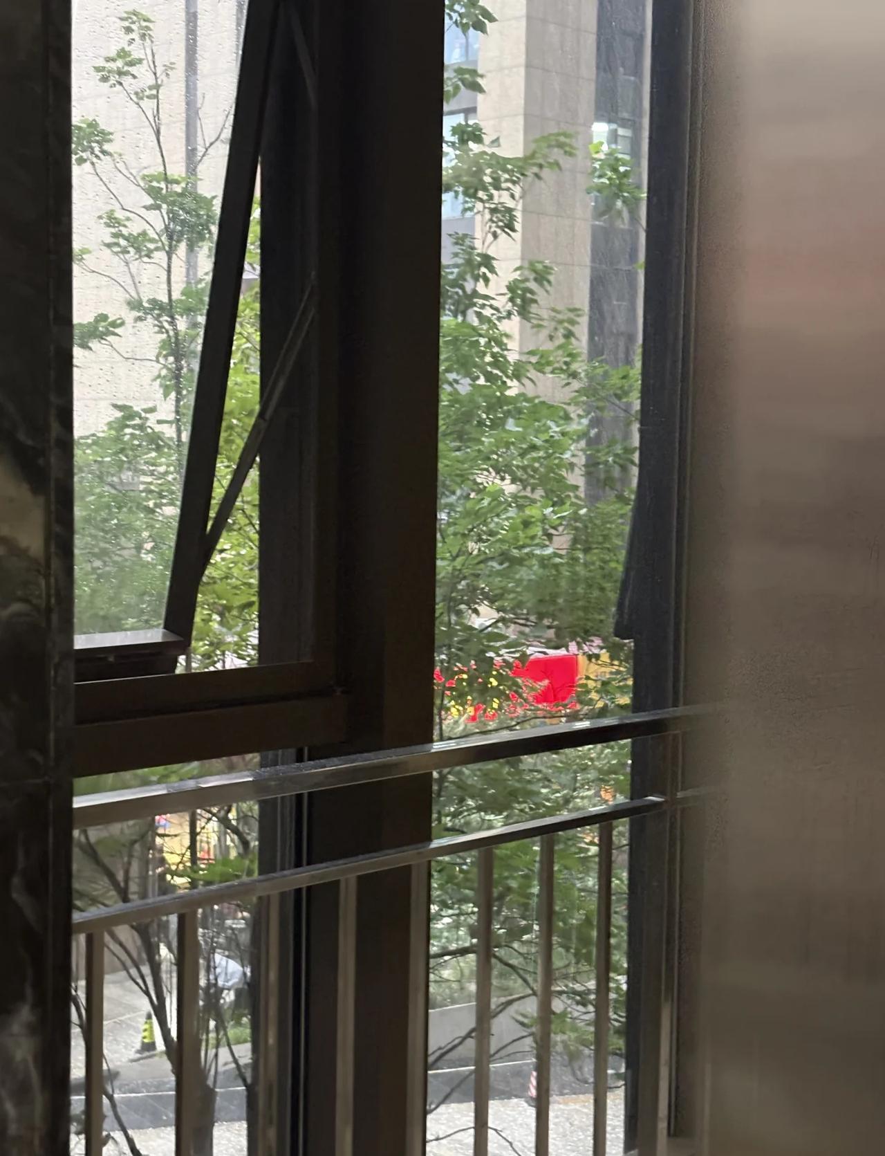 济南你怎么了！！！冰雹吗！！
暴雨 夏雨夏雪夏冰雹 上班下雨下班下雨 狂风暴雨加