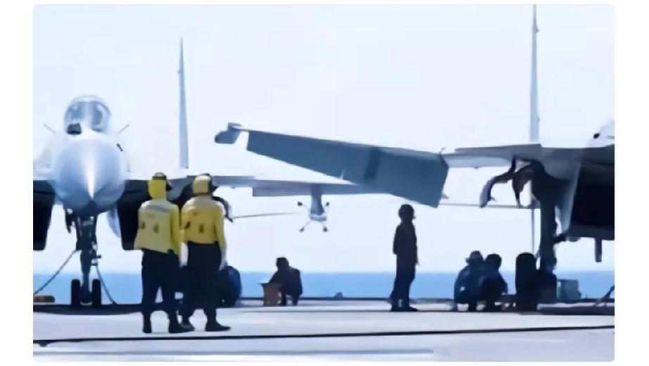 日本那俩F - 15飞行员估计回去后就陷入噩梦了。12月6日公海上空，日本自卫队