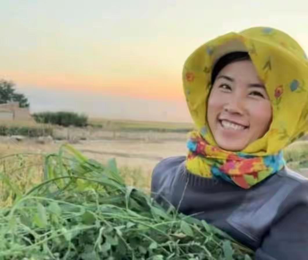 家人们, 今天必须来聊聊牧飒大姐在香港菜摊点的事儿！她在菜摊不买物件儿，却又说又