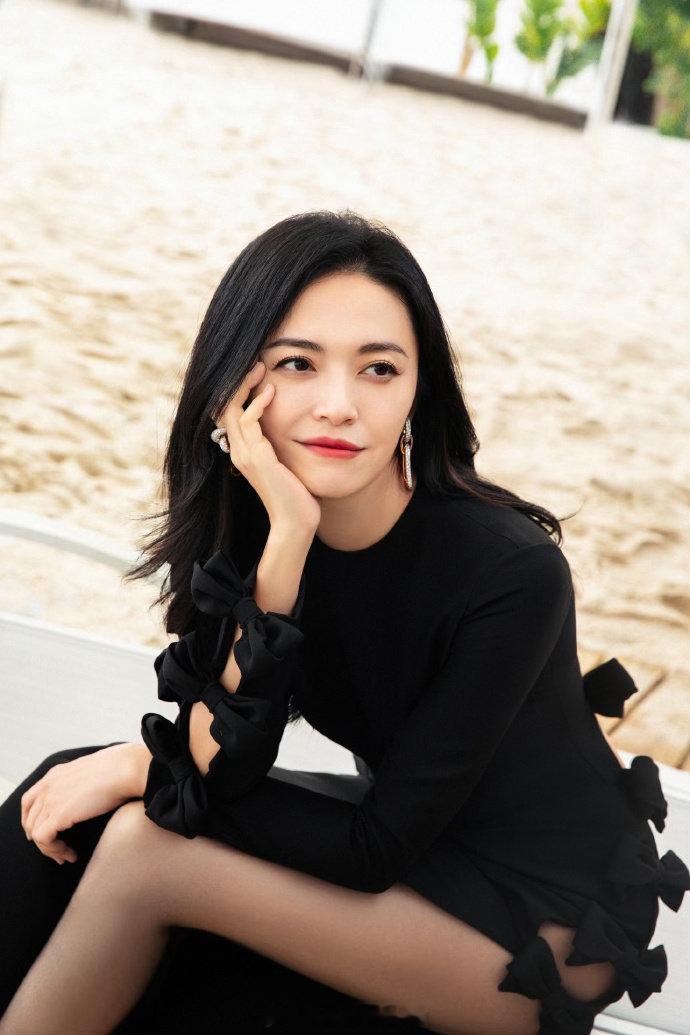 姚晨谈演话剧和影视剧的区别 郭芙蓉、翠平、苏明玉，每个角色都有根有出处。话剧需要