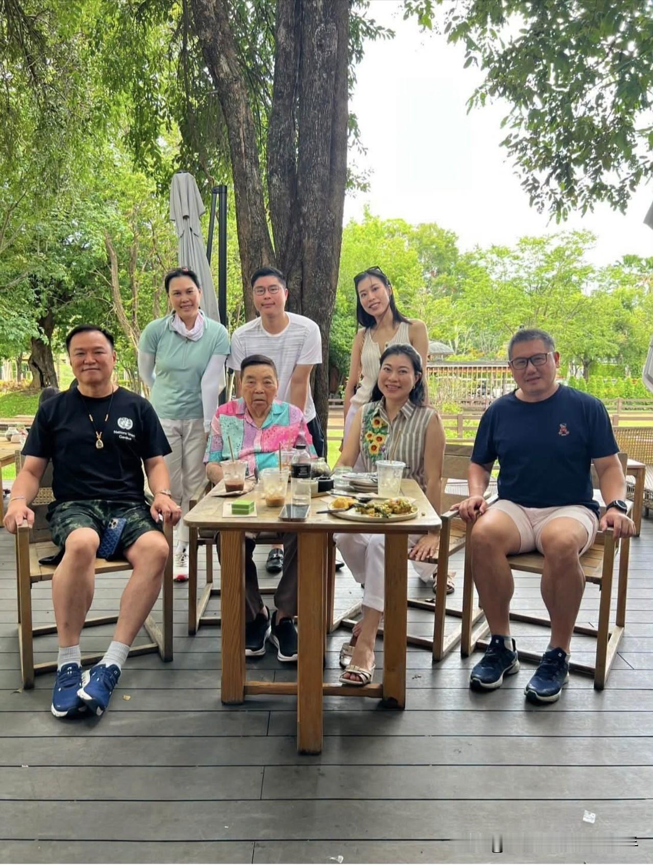 泰国总理阿努廷家族户外聚餐合影。他的家族是典型的华人“下南洋”奋斗史。家族至今已