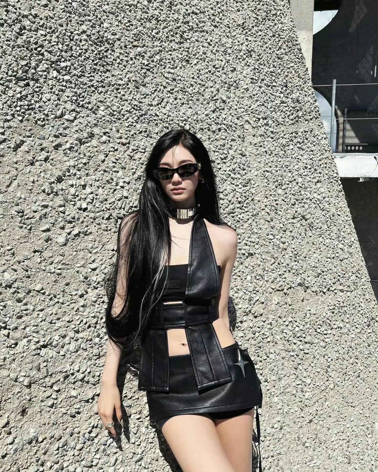宁艺卓户外美拍，一身黑色穿搭配墨镜，冷酷迷人的小姐姐。宁艺卓