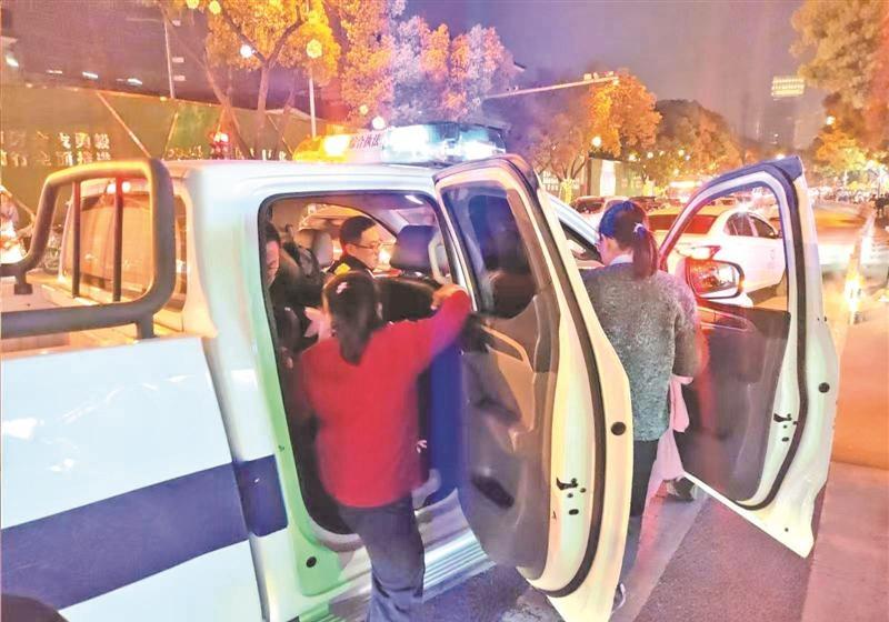 无锡有我【无锡城管紧急护送脱臼游客就医】近日，无锡城管收到了一则特殊的感谢消息，