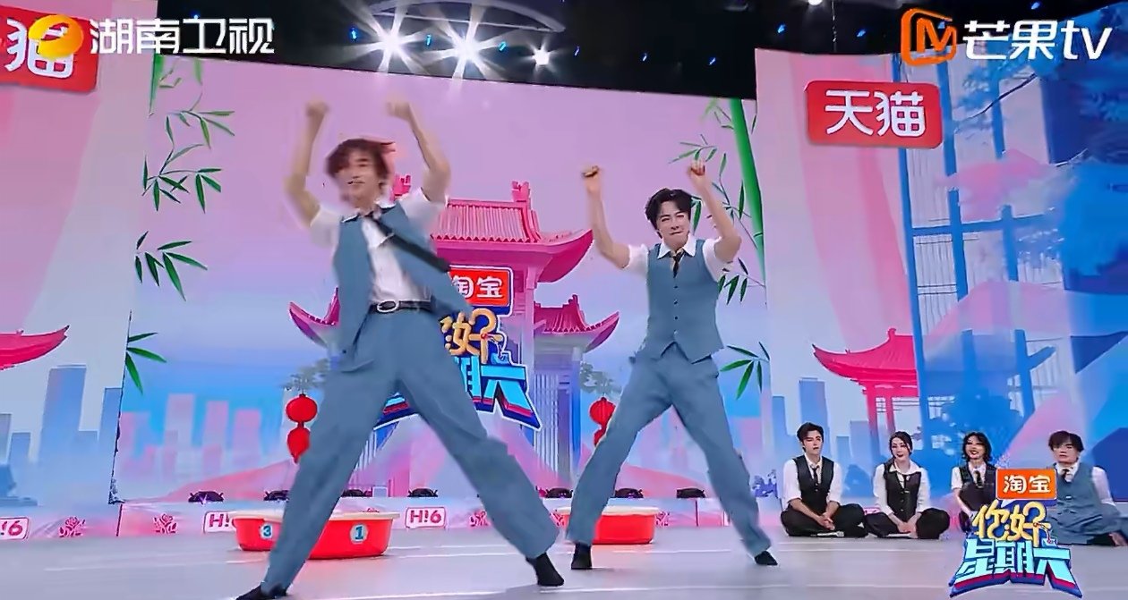 丁程鑫摩托摇跳得好有劲你好星期六 抢盆环节也被丁程鑫帅到，摩托摇示范跳得超级有劲