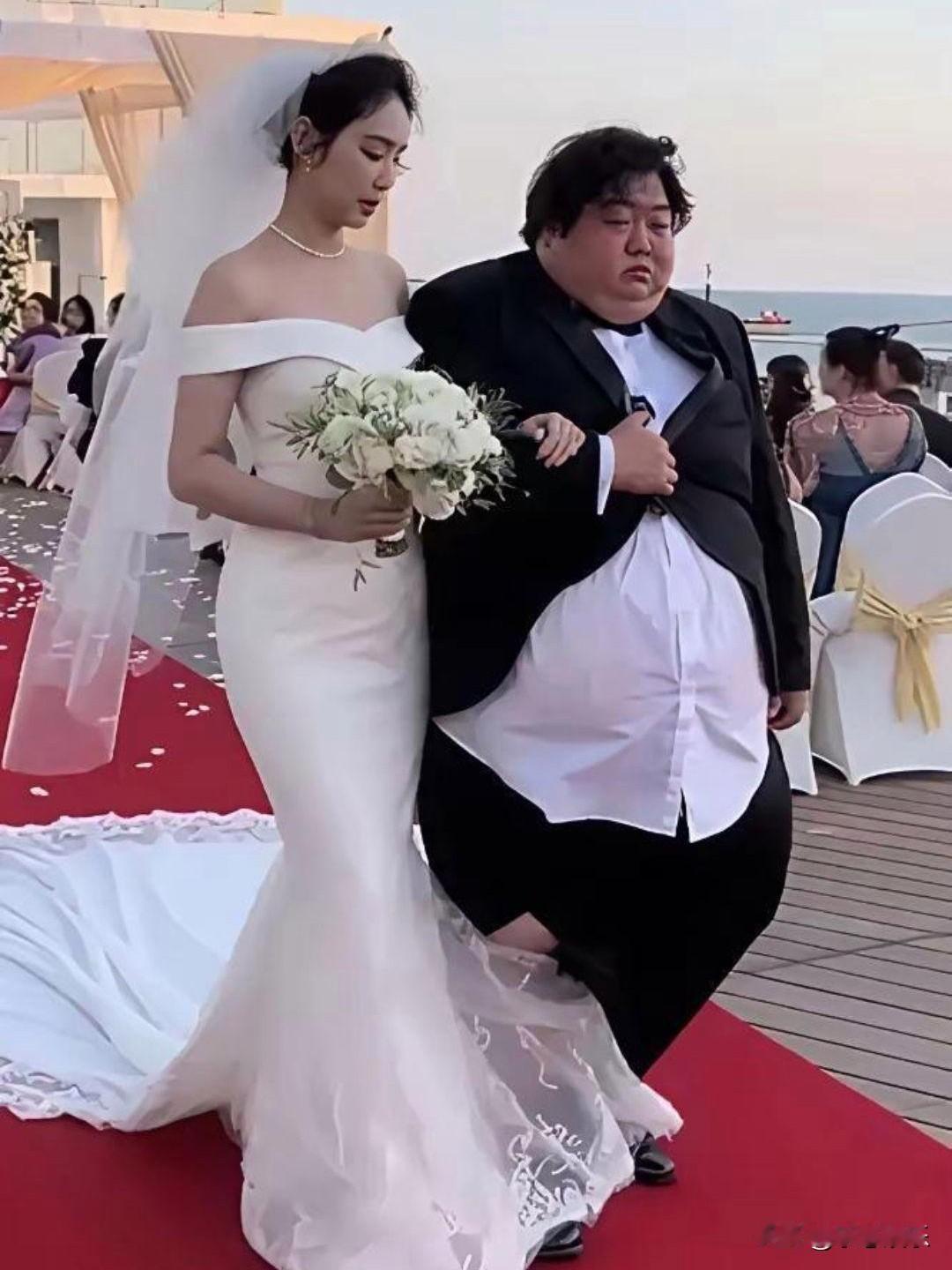 一个是开矿的，一个是负责的，世上哪有什么真爱，看新郎没有个千儿百万的，估计结婚不