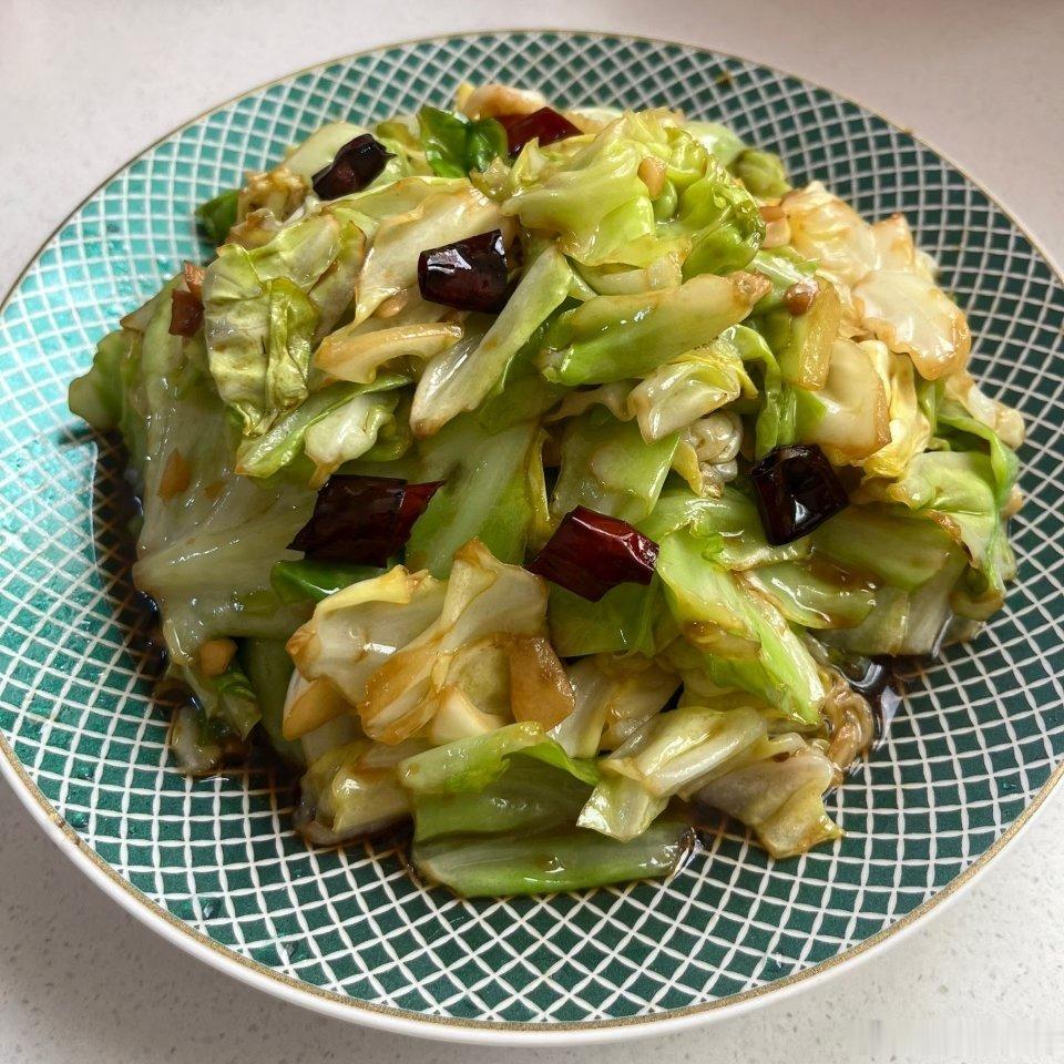 夏天真的太适合手撕包菜了！不用复杂食材，简单爆炒就足够下饭。一定要用手掰包菜，刀