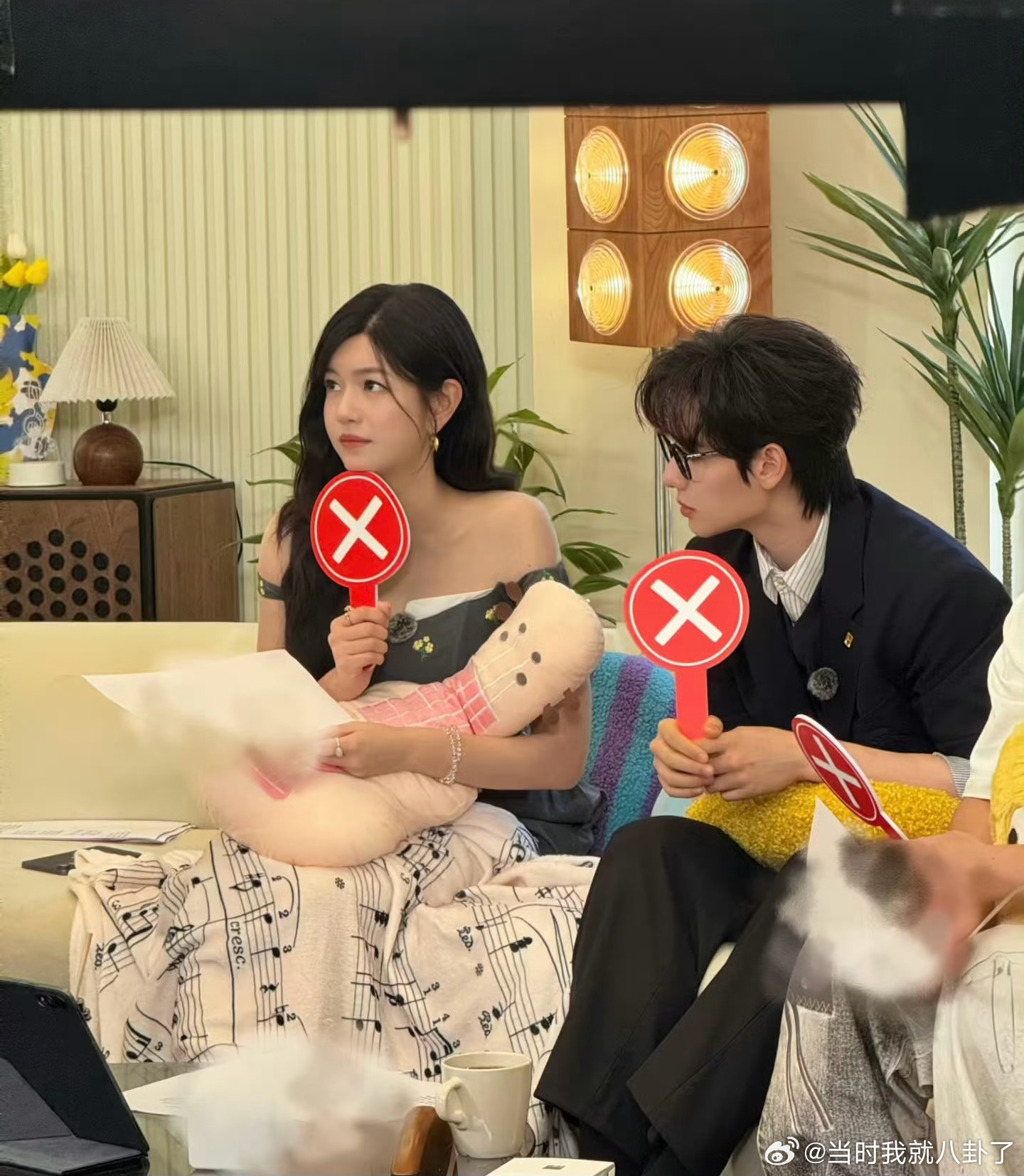 高卿尘的绅士手让陈妍希笑场了高卿尘温柔绅士尽显修养，陈妍希被戳中笑点忍俊不禁，两