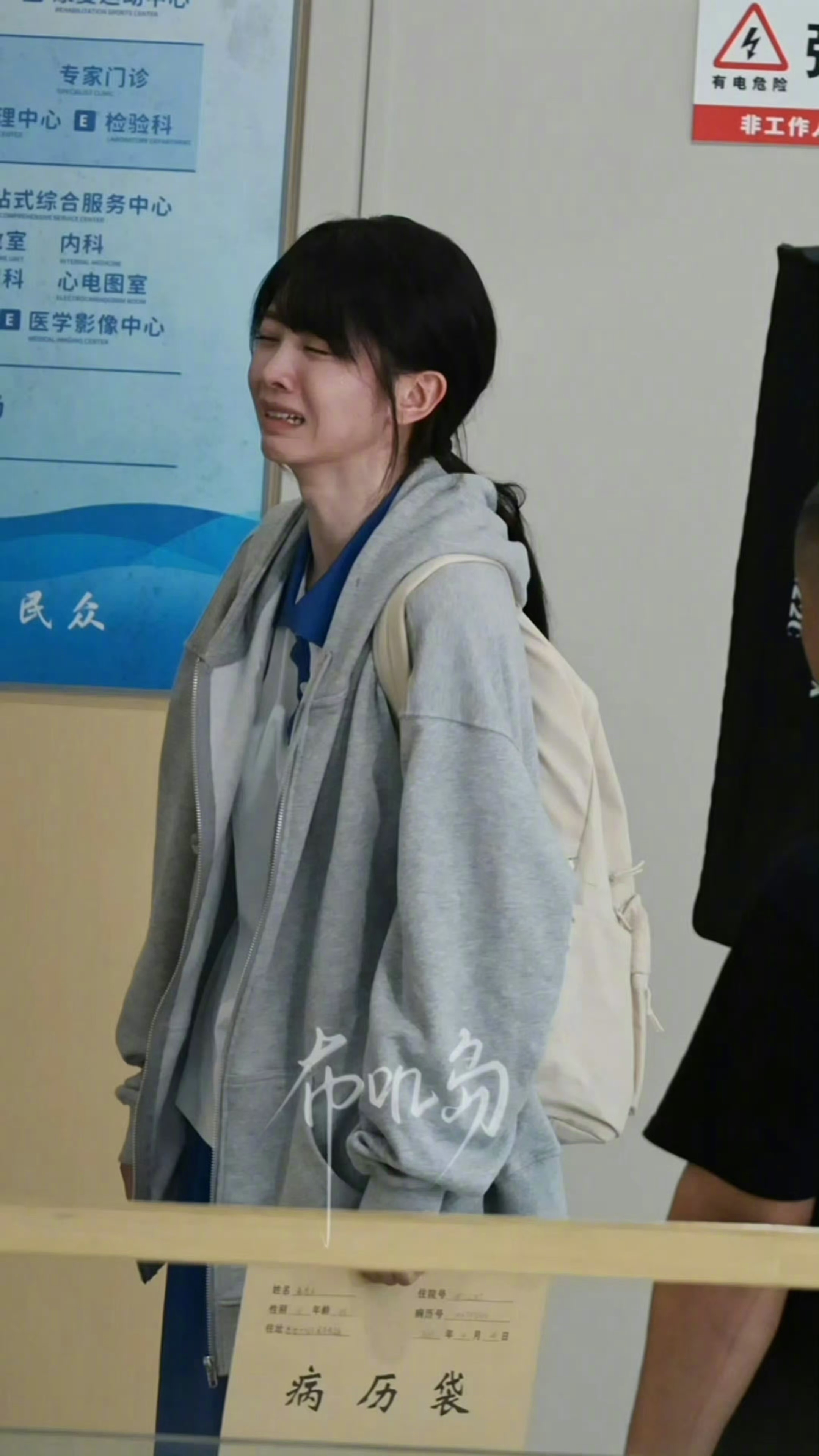 田曦薇青风吹又生丨田曦薇林青校服路透田曦薇新路透新鲜出炉[哇]一身校服配上双肩包