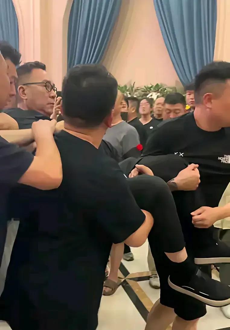 灵堂上杨议悲伤过度晕厥被众人抬出。相声演员杨少华去世，杨少华是一个相声行业的老艺
